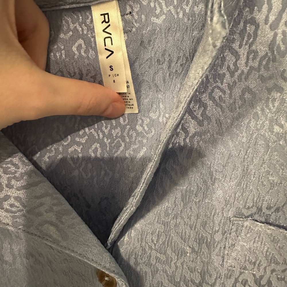 RVCA Vacay Button Down Resort Wear Light Blue Silky Small Cruise BNWT - Picture 4 of 6